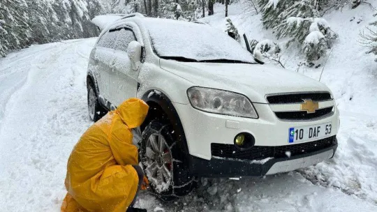 Balıkesir'de kar üstünde kamp keyfi