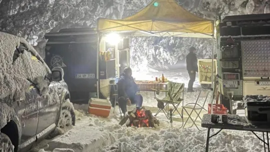 Balıkesir'de kar üstünde kamp keyfi