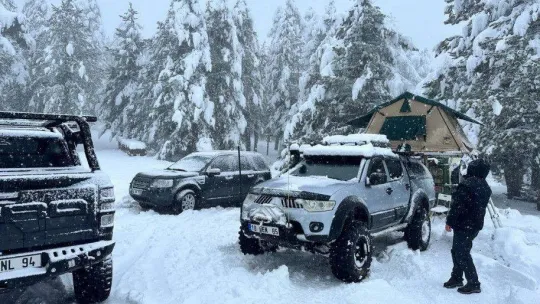 Balıkesir'de kar üstünde kamp keyfi