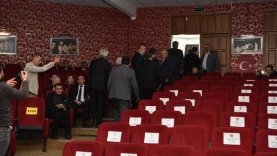 Balıkesir'de muhalefet meclisi terk etti