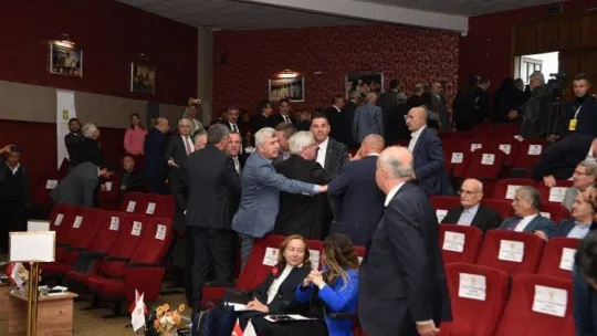 Balıkesir'de muhalefet meclisi terk etti