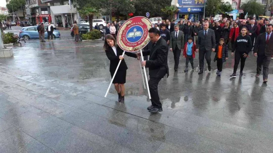 Balıkesir'de Öğretmenler Günü kutlandı, alana giren sokak köpeği de gülümsetti