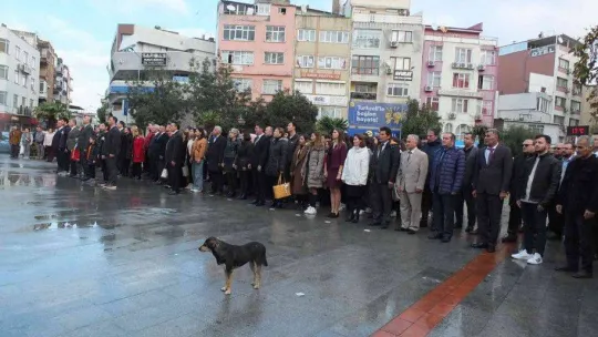 Balıkesir'de Öğretmenler Günü kutlandı, alana giren sokak köpeği de gülümsetti