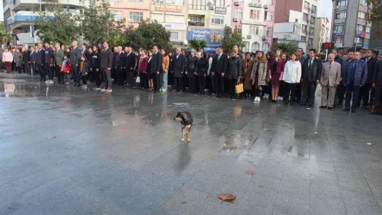 Balıkesir'de Öğretmenler Günü kutlandı, alana giren sokak köpeği de gülümsetti