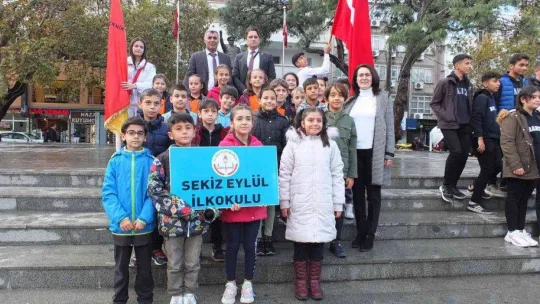 Balıkesir'de Öğretmenler Günü kutlandı, alana giren sokak köpeği de gülümsetti