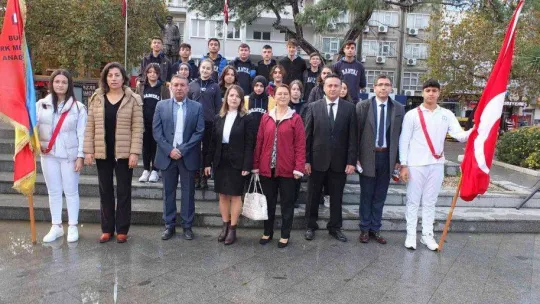 Balıkesir'de Öğretmenler Günü kutlandı, alana giren sokak köpeği de gülümsetti