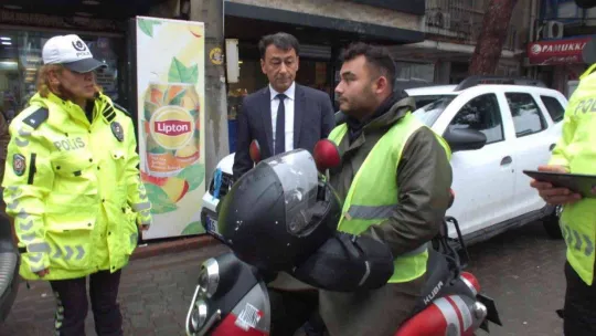 Balıkesir'de polis ceza için değil, yelek hediye etmek için durdurdu