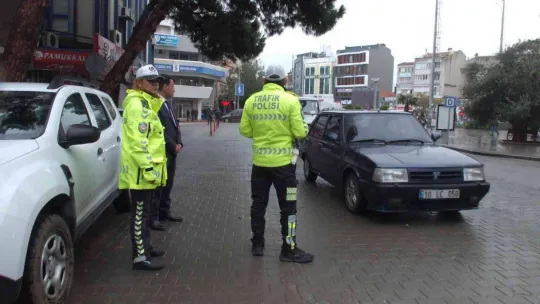 Balıkesir'de polis ceza için değil, yelek hediye etmek için durdurdu