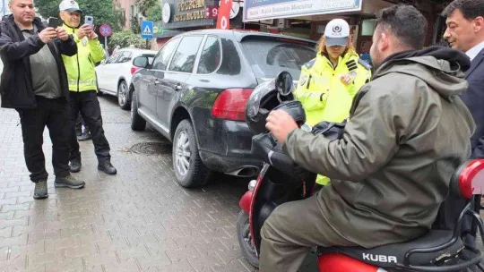 Balıkesir'de polis ceza için değil, yelek hediye etmek için durdurdu