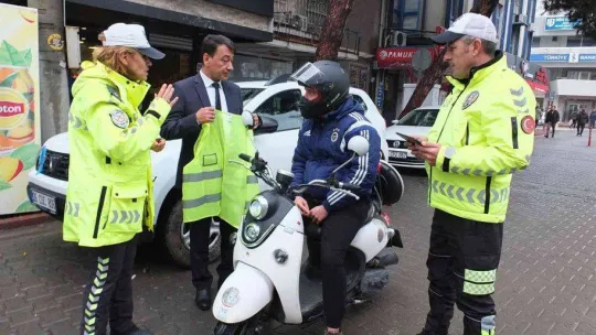 Balıkesir'de polis ceza için değil, yelek hediye etmek için durdurdu