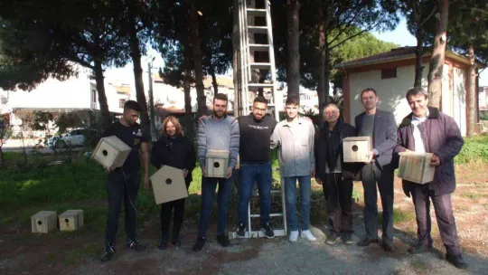 Balıkesir'de üniversiteli gençler sincaplara yuva yaptı