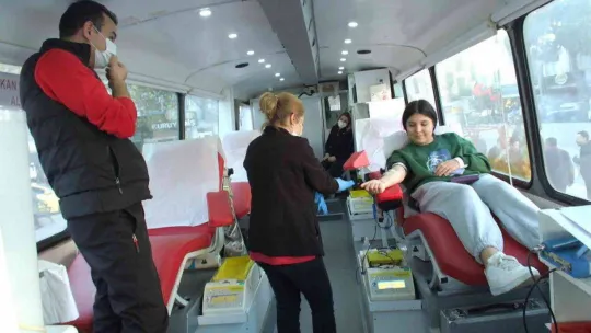 Balıkesir'de vatandaşlar kan bağışına koştu