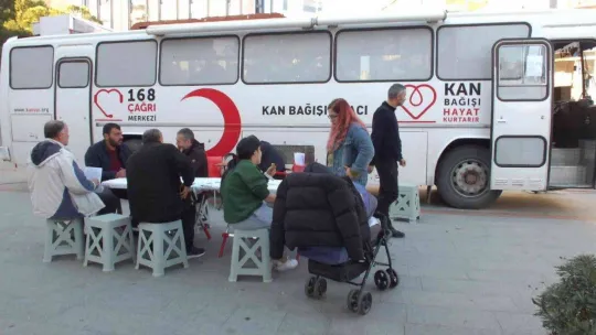 Balıkesir'de vatandaşlar kan bağışına koştu