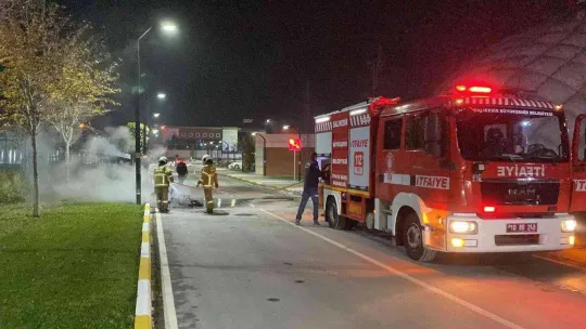 Balıkesir'de yanan motoru itfaiye ekipleri söndürdü
