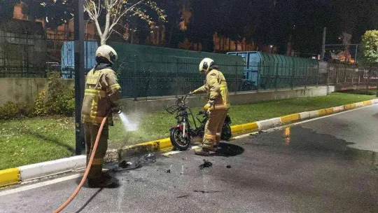 Balıkesir'de yanan motoru itfaiye ekipleri söndürdü