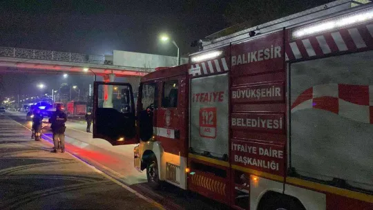 Balıkesir'de yanan motoru itfaiye ekipleri söndürdü