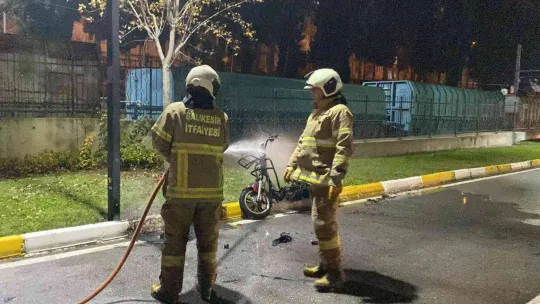 Balıkesir'de yanan motoru itfaiye ekipleri söndürdü