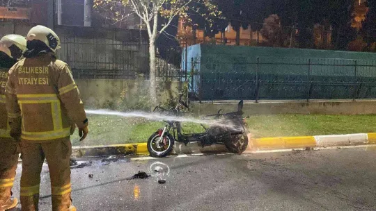 Balıkesir'de yanan motoru itfaiye ekipleri söndürdü