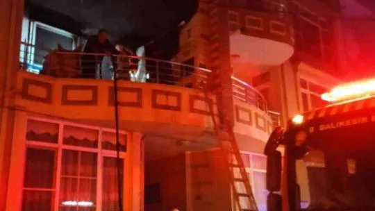 Balıkesir'deki ev yangınında 2 kişi dumandan etkilendi
