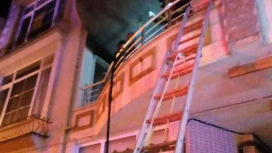 Balıkesir'deki ev yangınında 2 kişi dumandan etkilendi