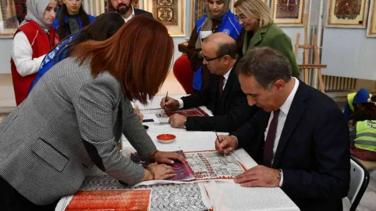 Balıkesir'in 100 yıllık halıları Balıkesir'de sergilendi