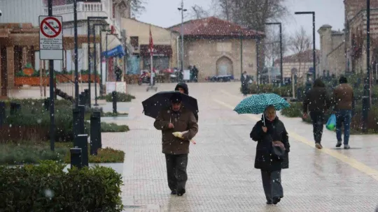 Balkanlar'dan gelen kar yağışı Edirnelileri mutlu etti