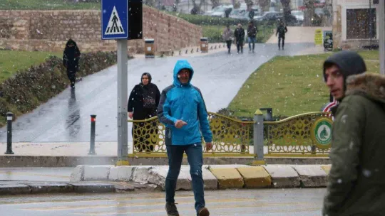 Balkanlar'dan gelen kar yağışı Edirnelileri mutlu etti