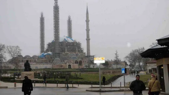 Balkanlar'dan gelen kar yağışı Edirnelileri mutlu etti