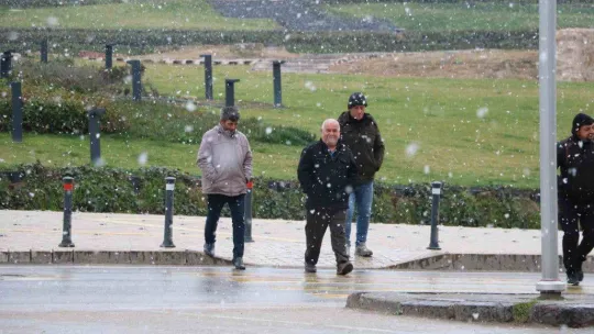 Balkanlar'dan gelen kar yağışı Edirnelileri mutlu etti