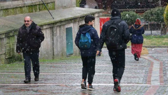 Balkanlar'dan gelen kar yağışı Edirnelileri mutlu etti
