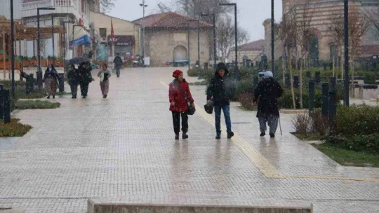 Balkanlar'dan gelen kar yağışı Edirnelileri mutlu etti