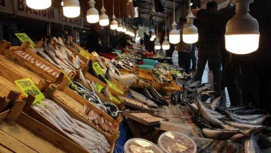 Bandırma'da balık fiyatları lodos ve soğuk hava nedeniyle yükseldi