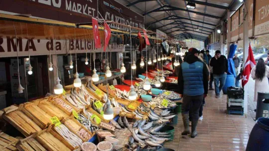 Bandırma'da balık fiyatları lodos ve soğuk hava nedeniyle yükseldi