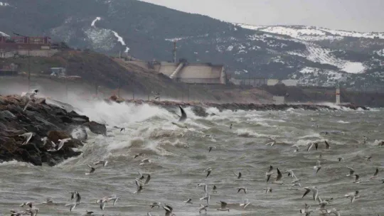 Bandırma'da fırtına etkili oluyor