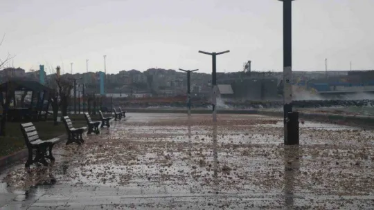 Bandırma'da fırtına etkili oluyor