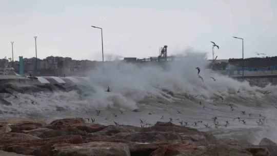 Bandırma'da fırtına etkili oluyor