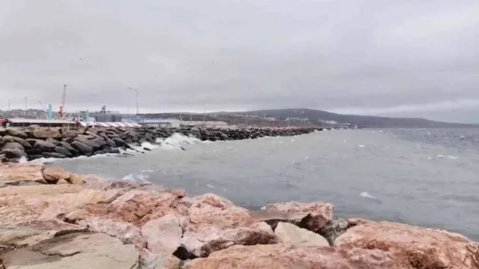 Bandırma'da fırtına hayatı olumsuz etkiliyor