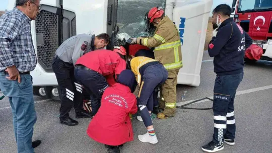 Bandırma'da kadın kamyon sürücüsü kazada yaralandı