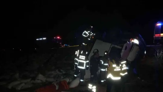 Bandırma'da seyir halindeki tır tarlaya uçtu