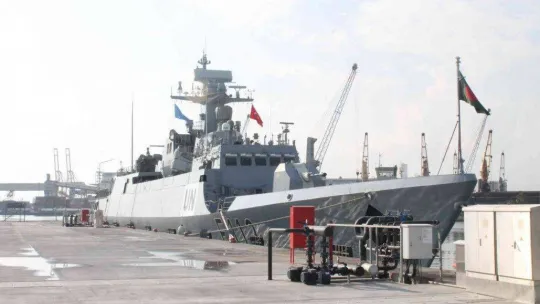 Bangladeş Komutanı Albay Islam, Akdeniz Bölge Komutanı Tuğamiral Gedik'i ziyaret etti