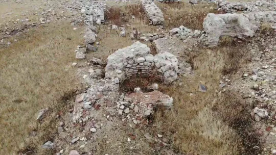 Baraj suları çekilince ortaya çıkan bin 500 yıllık hamam ve kilise kalıntıları dron ile görüntülendi