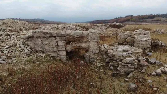 Baraj suları çekilince ortaya çıkan bin 500 yıllık hamam ve kilise kalıntıları dron ile görüntülendi