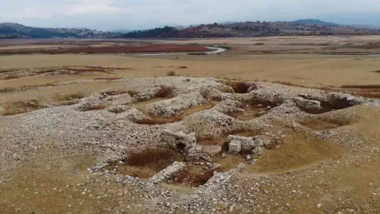 Baraj suları çekilince ortaya çıkan bin 500 yıllık hamam ve kilise kalıntıları dron ile görüntülendi