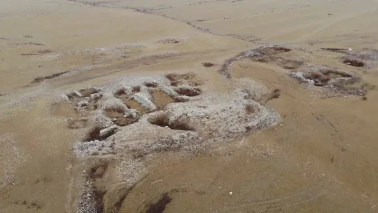 Baraj suları çekilince ortaya çıkan bin 500 yıllık hamam ve kilise kalıntıları dron ile görüntülendi