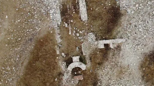Baraj suları çekilince ortaya çıkan bin 500 yıllık hamam ve kilise kalıntıları dron ile görüntülendi