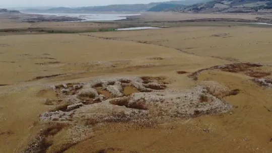Baraj suları çekilince ortaya çıkan bin 500 yıllık hamam ve kilise kalıntıları dron ile görüntülendi