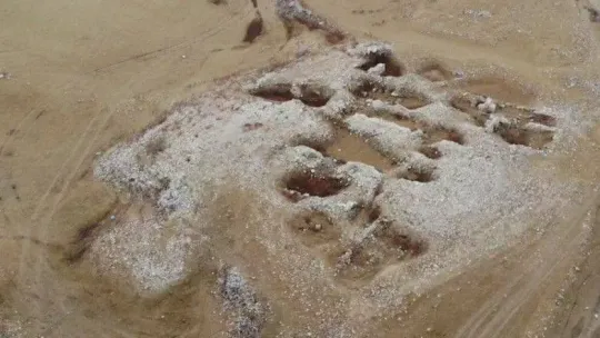 Baraj suları çekilince ortaya çıkan bin 500 yıllık hamam ve kilise kalıntıları dron ile görüntülendi
