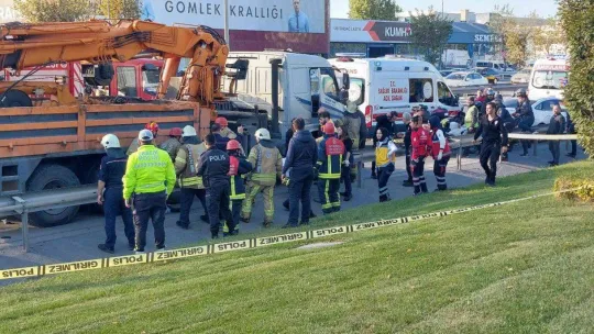 Bariyer ile çekici arasında kalan motokurye feci şekilde can verdi