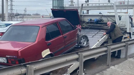 Bariyerlere çarpan otomobilin sürücüsü ölümden döndü