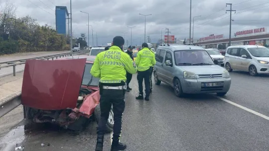 Bariyerlere çarpan otomobilin sürücüsü ölümden döndü